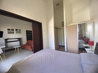 Se alquila espacioso apartamento amoblado en condominio de Santa Ana 24-987 