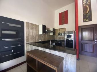 Se alquila espacioso apartamento amoblado en condominio de Santa Ana 24-987 