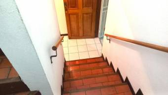 Se vende espacioso apartamento con patio en San Pablo de Heredia 24-922 