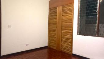 Se vende espacioso apartamento con patio en San Pablo de Heredia 24-922 