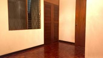 Se vende espacioso apartamento con patio en San Pablo de Heredia 24-922 