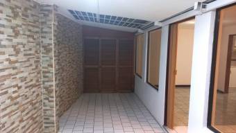 Se vende espacioso apartamento con patio en San Pablo de Heredia 24-922 