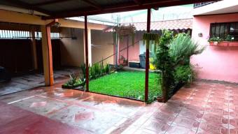 Se vende espacioso apartamento con patio en San Pablo de Heredia 24-922 