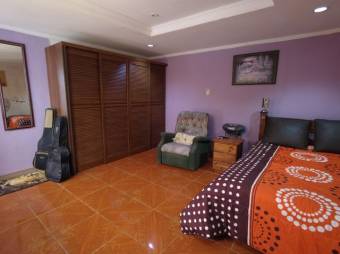 Se vende espaciosa casa con terraza en residencial de Ulloa de Heredia 24-697