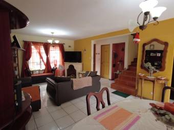 Se vende espaciosa casa con terraza en residencial de Ulloa de Heredia 24-697