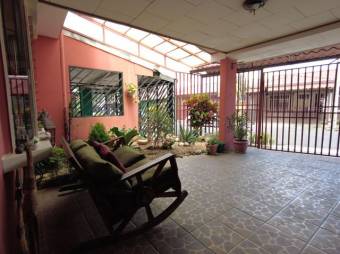 Se vende espaciosa casa con terraza en residencial de Ulloa de Heredia 24-697