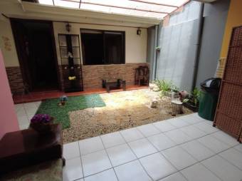 Se vende espaciosa casa con terraza en residencial de Ulloa de Heredia 24-697