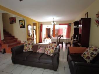 Se vende espaciosa casa con terraza en residencial de Ulloa de Heredia 24-697