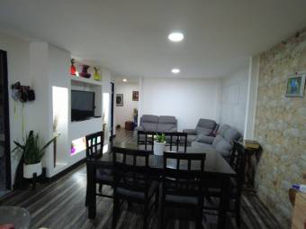 Se vende propiedad con 5 apartamentos y 1 casa en Mercedes Norte de Heredia 23-53