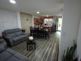 Se vende propiedad con 5 apartamentos y 1 casa en Mercedes Norte de Heredia 23-53