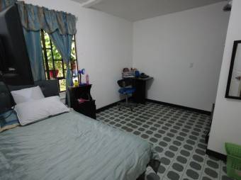 Se vende propiedad con 5 apartamentos y 1 casa en Mercedes Norte de Heredia 23-53