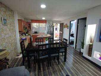 Se vende propiedad con 5 apartamentos y 1 casa en Mercedes Norte de Heredia 23-53