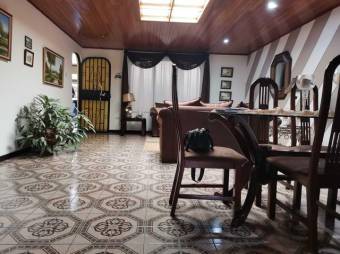 Se vende espaciosa casa con patio en Mercedes sur de Heredia 23-515