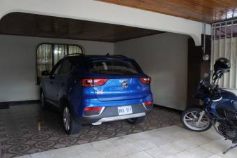 Se vende espaciosa casa con patio en Mercedes sur de Heredia 23-515