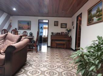 Se vende espaciosa casa con patio en Mercedes sur de Heredia 23-515