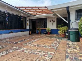 Se vende espaciosa casa con patio en Mercedes sur de Heredia 23-515