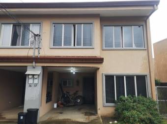 Se vende linda y espaciosa casa en condominio de Santiago de San Rafael 24-888