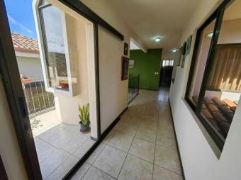 Se vende espaciosa casa con patio y terraza en Ulloa de Heredia 23-2131