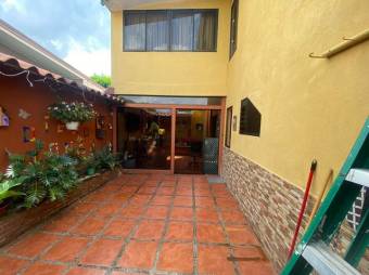 Se vende espaciosa casa con patio en San Joaquín de Flores 23-2059