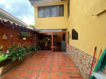 Se vende espaciosa casa con patio en San Joaquín de Flores 23-2059