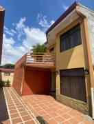 Se vende espaciosa casa con patio en San Joaquín de Flores 23-2059