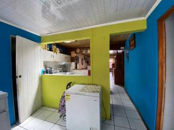 Se vende espaciosa casa con uso de suelo mixto en Heredia Centro 23-1223