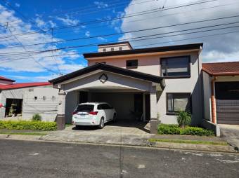 Se vende moderna casa con patio y terraza en San Joaquín de Flores 24-958