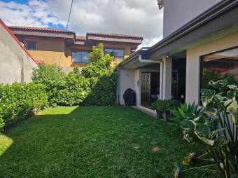 Se vende moderna casa con patio y terraza en San Joaquín de Flores 24-958