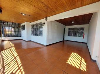 Se vende espaciosa casa con patio y terraza en San Francisco de Heredia 24-784