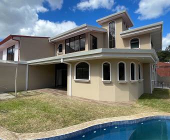 Casa recién remodelada a la venta en Lomas de Ayarco, Curridabat