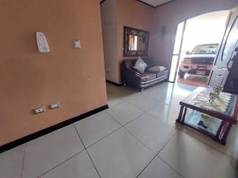 Se vende casa con uso de suelo mixto en condominio de San Francisco de Heredia 24-468