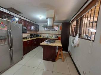 Se vende casa con uso de suelo mixto en condominio de San Francisco de Heredia 24-468