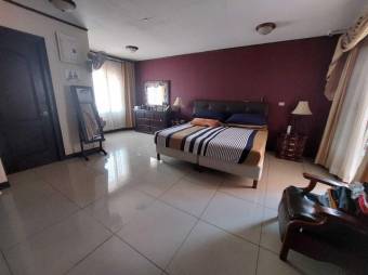 Se vende casa con uso de suelo mixto en condominio de San Francisco de Heredia 24-468