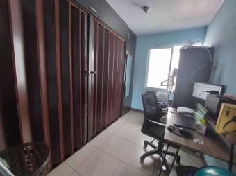 Se vende casa de 2 plantas con patio en condominio de San Pablo de Heredia 24-158