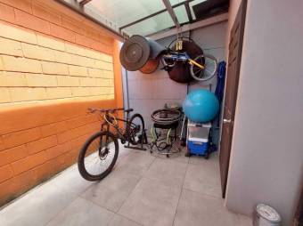 Se vende casa de 2 plantas con patio en condominio de San Pablo de Heredia 24-158