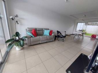 Se vende moderna casa con patio y terraza en condominio de San Pablo de Heredia 23-3303