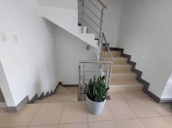 Se vende moderna casa con patio y terraza en condominio de San Pablo de Heredia 23-3303