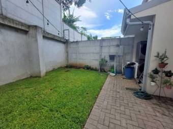 Se vende moderna casa con patio y terraza en condominio de San Pablo de Heredia 23-3303