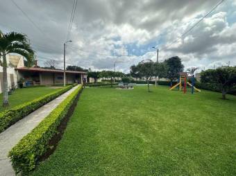 Se vende espaciosa casa con patio en condominio de San Francisco de Heredia 24-464