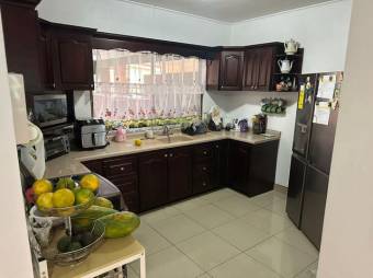 Se vende espaciosa casa con patio en condominio de San Francisco de Heredia 24-464