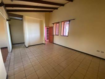 Se vende amplia casa con terraza en San Joaquín de Flores 24-966