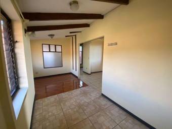 Se vende amplia casa con terraza en San Joaquín de Flores 24-966