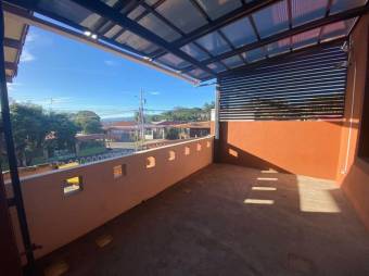 Se vende amplia casa con terraza en San Joaquín de Flores 24-966