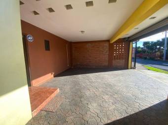 Se vende amplia casa con terraza en San Joaquín de Flores 24-966