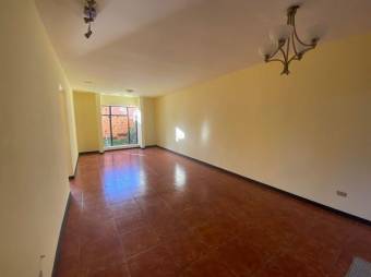 Se vende amplia casa con terraza en San Joaquín de Flores 24-966