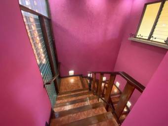 Se vende amplia casa con terraza en San Joaquín de Flores 24-966