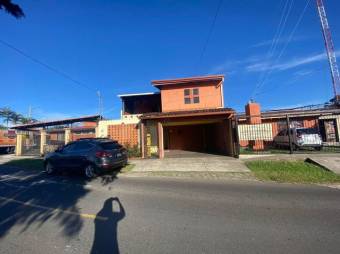 Se vende amplia casa con terraza en San Joaquín de Flores 24-966