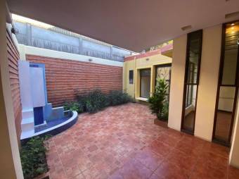 Se vende amplia casa con terraza en San Joaquín de Flores 24-966