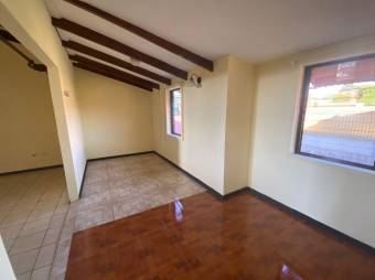 Se vende amplia casa con terraza en San Joaquín de Flores 24-966