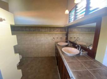 Se vende amplia casa con terraza en San Joaquín de Flores 24-966